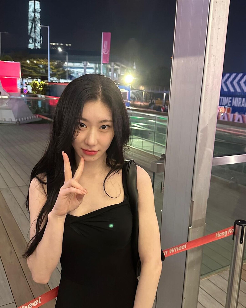 230608 - ITZY Chaeryeong Instagram Update documents 5