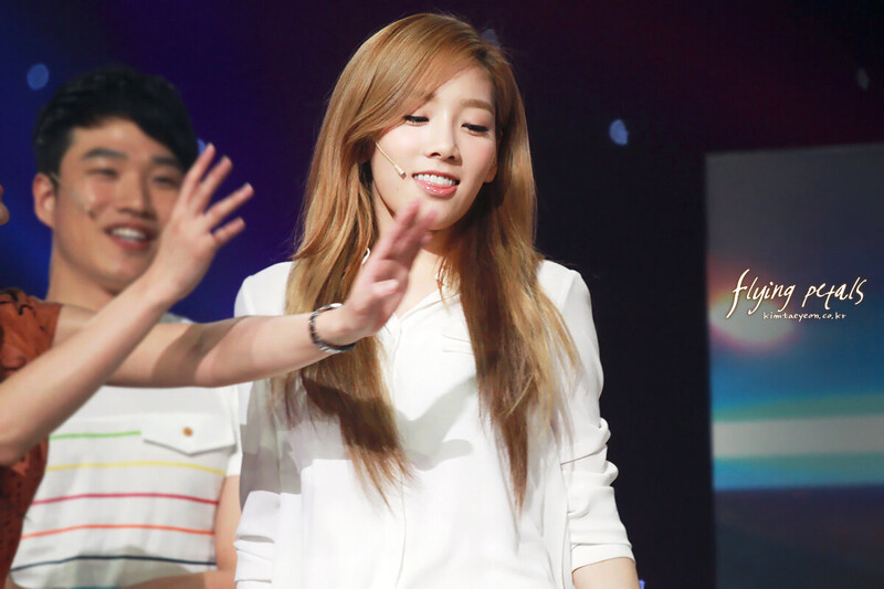 120509 Girls' Generation Taeyeon at Gag Concert documents 2