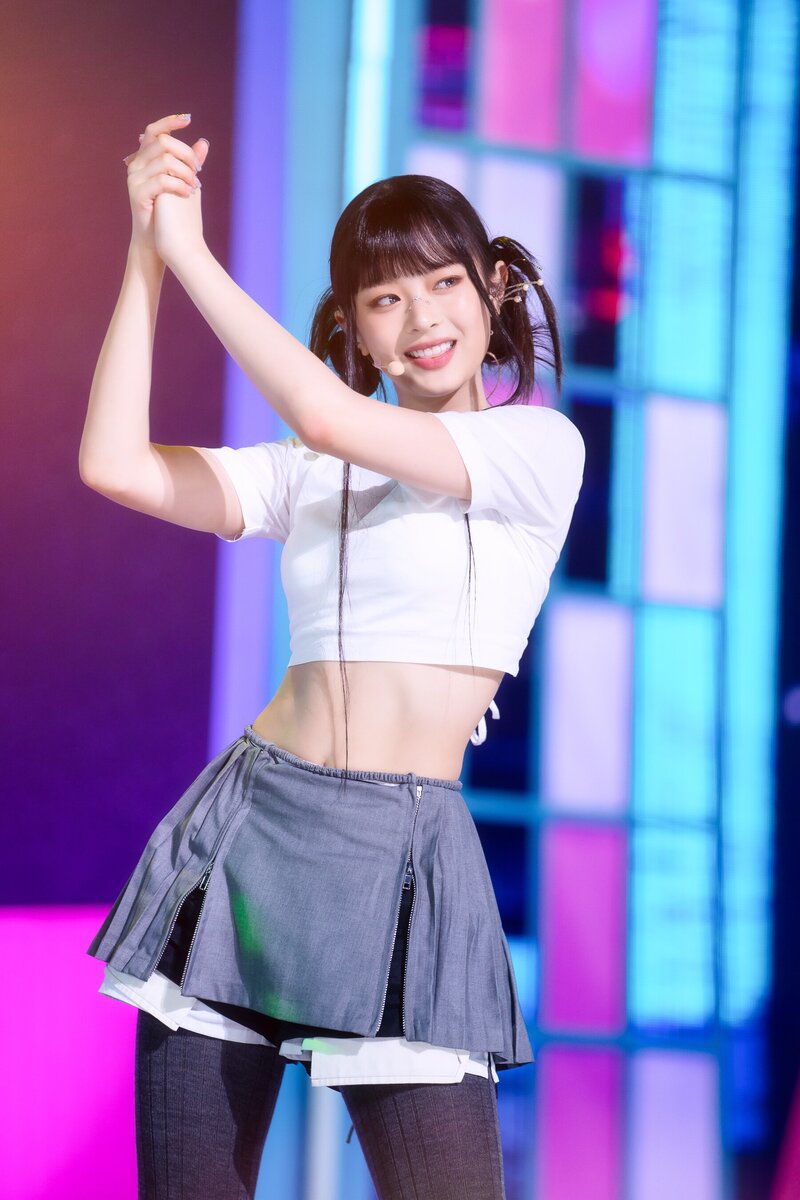 220807 NewJeans Hanni 'Cookie' at Inkigayo documents 10