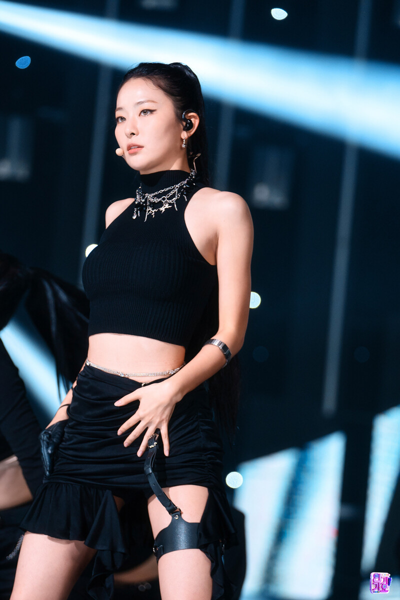 221016 Red Velvet Seulgi - ‘28 Reasons’ at Inkigayo documents 3