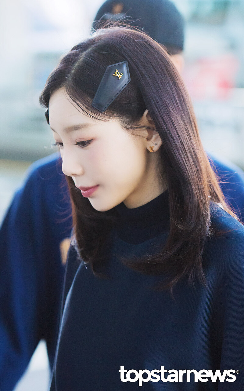 231001 Taeyeon at Incheon International Airport documents 3