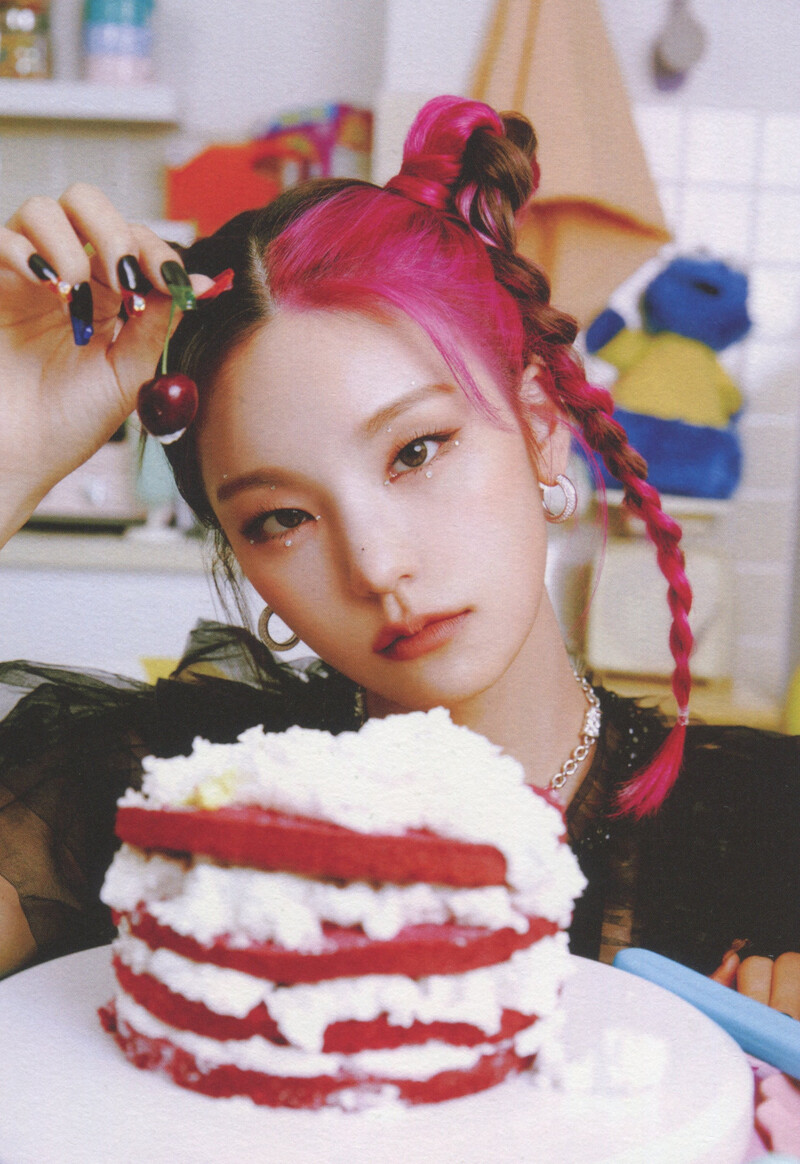 ITZY 'Crazy In Love' Album Scans documents 10