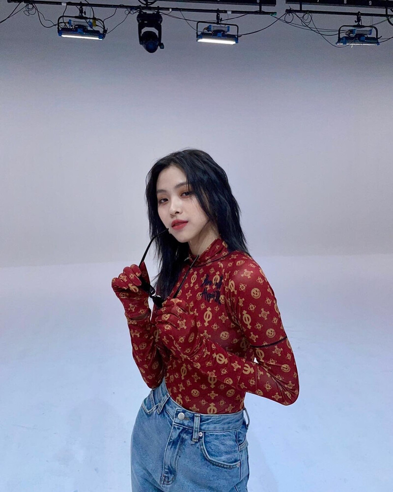 211205 ITZY Instagram Update - Ryujin documents 3