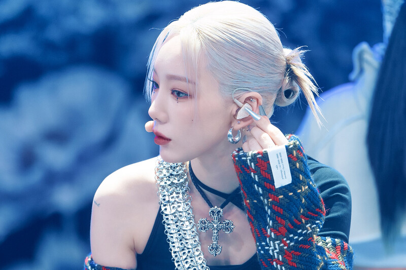 220220 Taeyeon - 'INVU' at Inkigayo documents 11