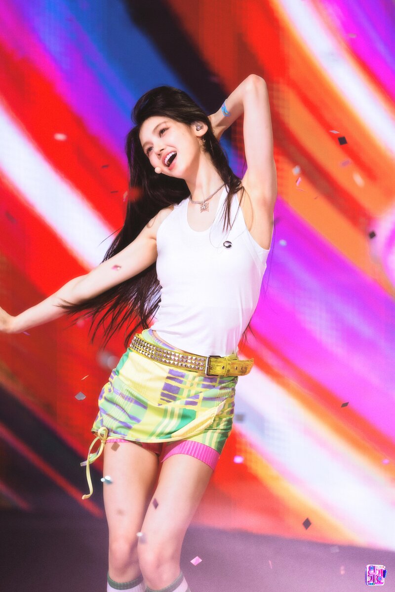 220814 NewJeans Danielle - 'Attention' at Inkigayo documents 7