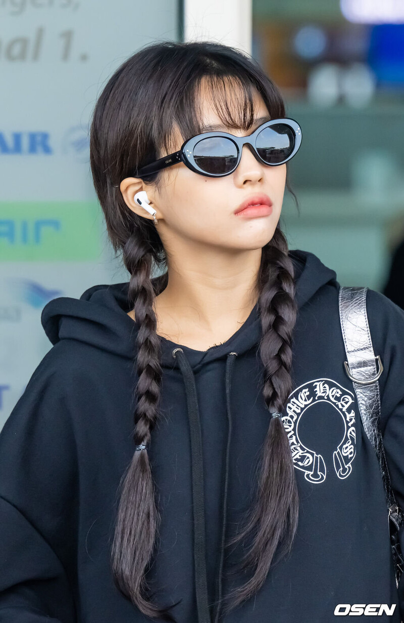 231028 (G)I-DLE Soyeon at Incheon International Airport documents 3