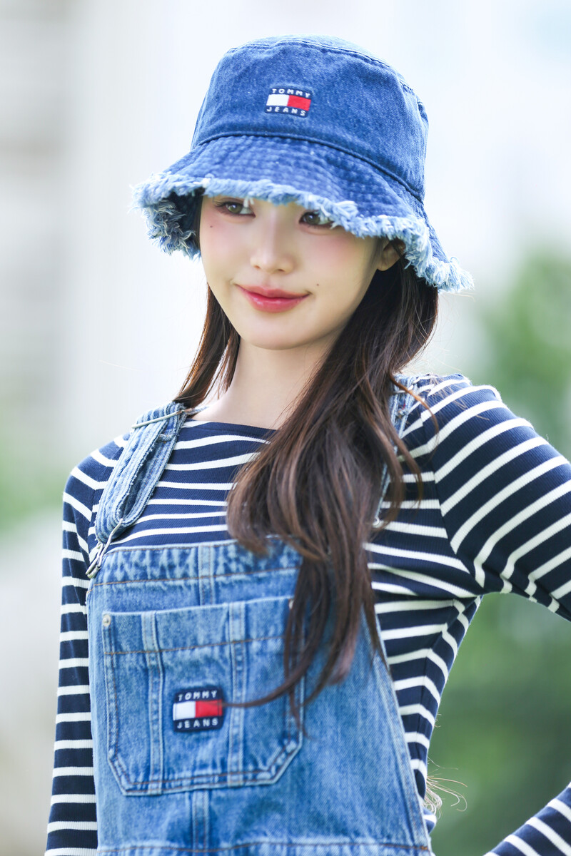 241009 Starship Entertainment Naver Post with IVE Wonyoung - Tommy Jeans Photoshoot Behind documents 9