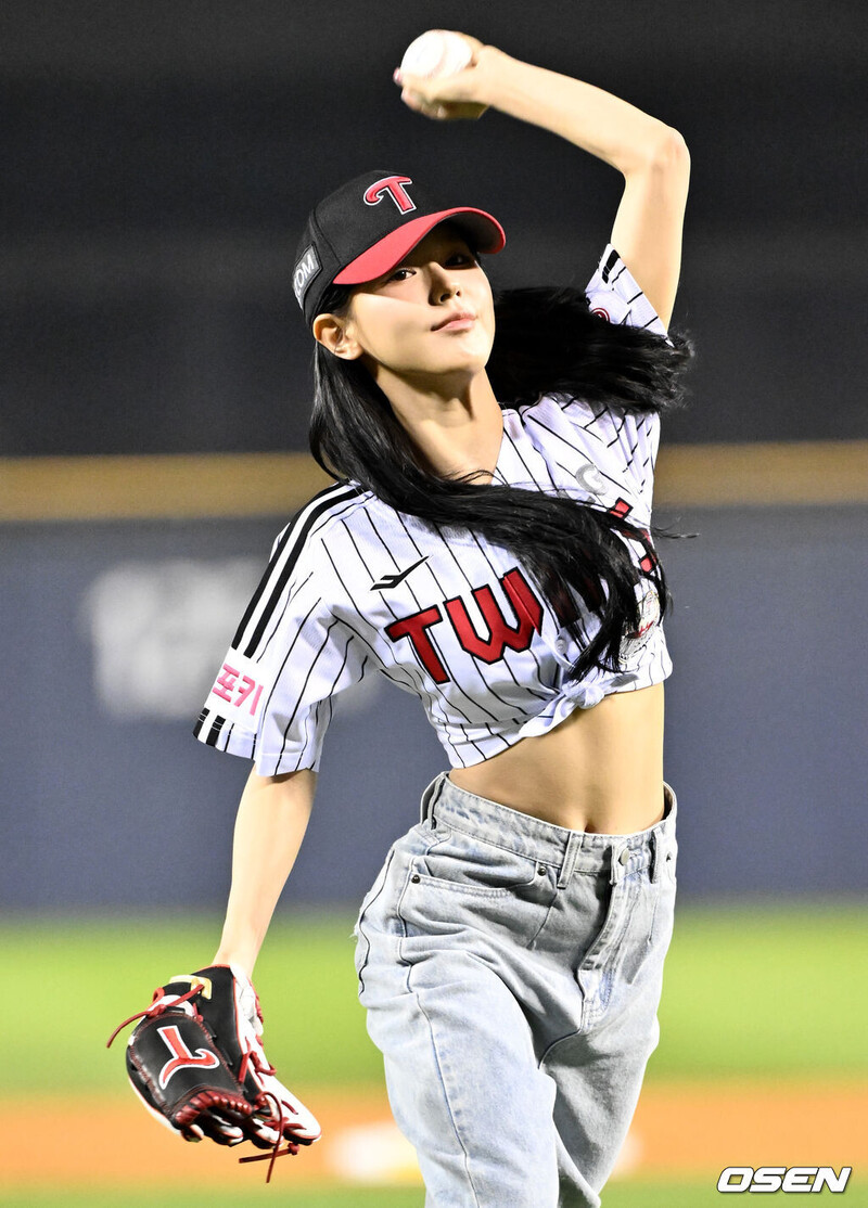 (G)I-DLE's Miyeon throws First Pitch for LG Twins documents 5