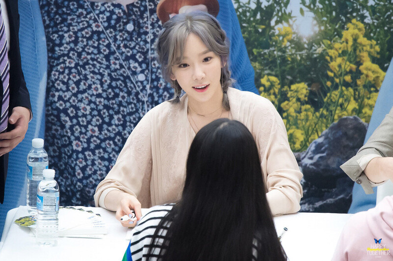 160923 Girls' Generation Taeyeon & Super Junior Kyuhyun at COEX 'Samdasoo' Fansign documents 12