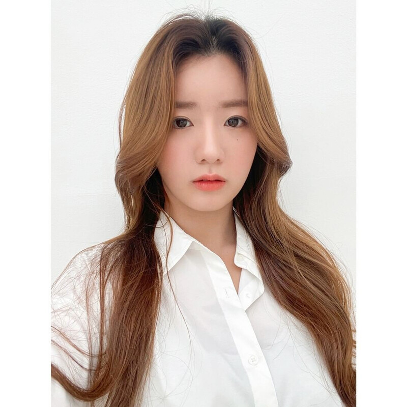 210826, 210830, 210901, 210902 Apink BOMI Profile shoot behind documents 3