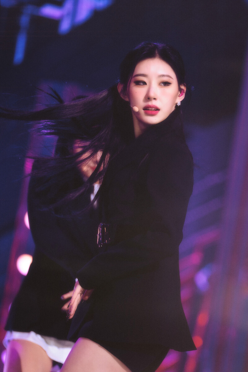 221204 ITZY Chaeryeong - 'Cheshire' at Inkigayo documents 4