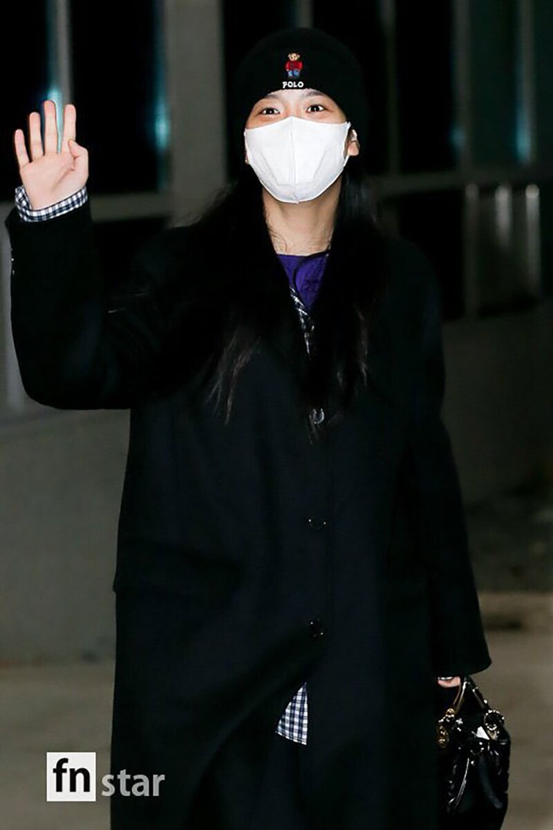 230109 JISOO at the Seoul Gimpo Business Aviation Center Airport documents 2