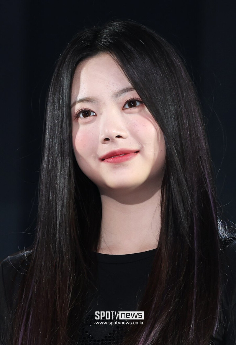 220502 LE SSERAFIM'S Eunchae at 'Fearless' Debut Media Showcase documents 2