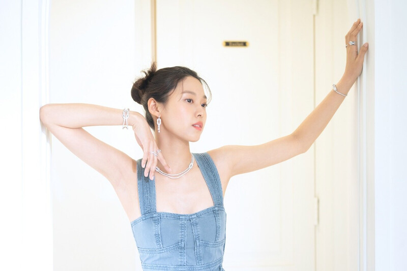 220602 FNC Naver - AOA Seolhyun - Allure Magazine Photoshoot Behind documents 21