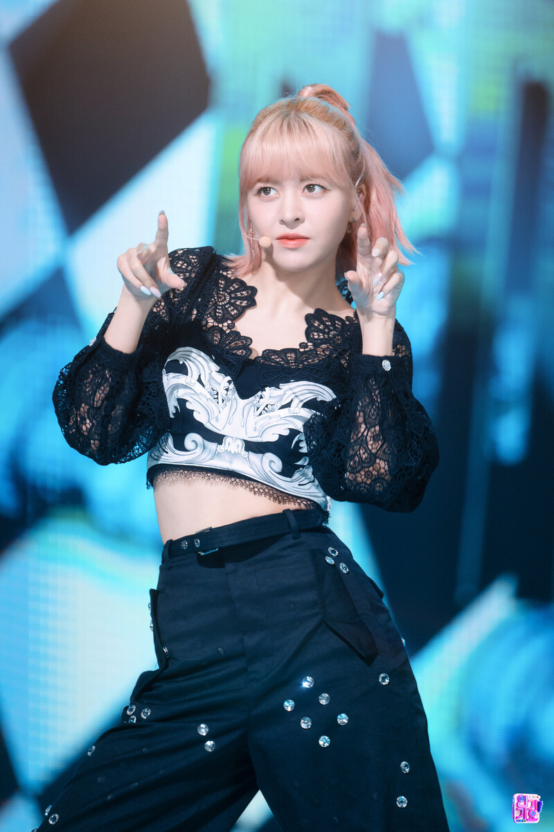 221009 NMIXX Lily - 'DICE' at Inkigayo documents 4