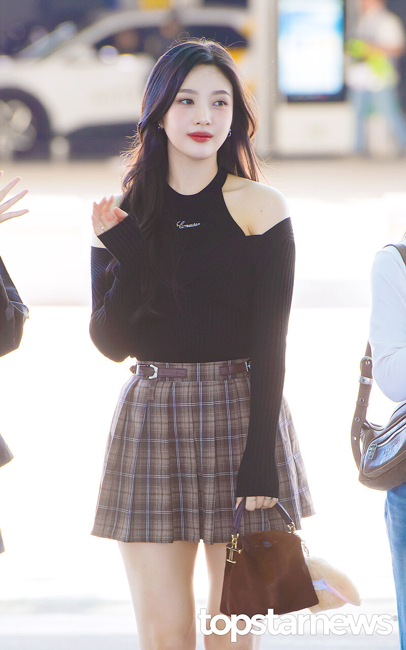 230922  Red Velvet Joy at Incheon International Airport documents 1