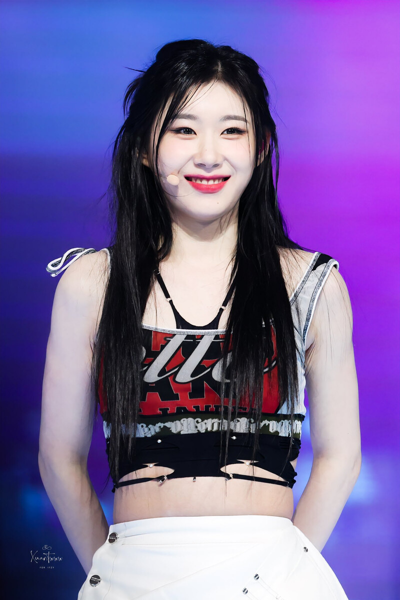 240602 ITZY Chaeryeong at K-Wave Concert Inkigayo documents 11