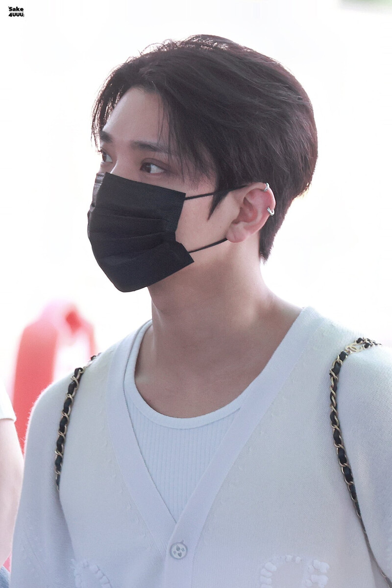 240625 SEVENTEEN Joshua at Incheon International Airport documents 5