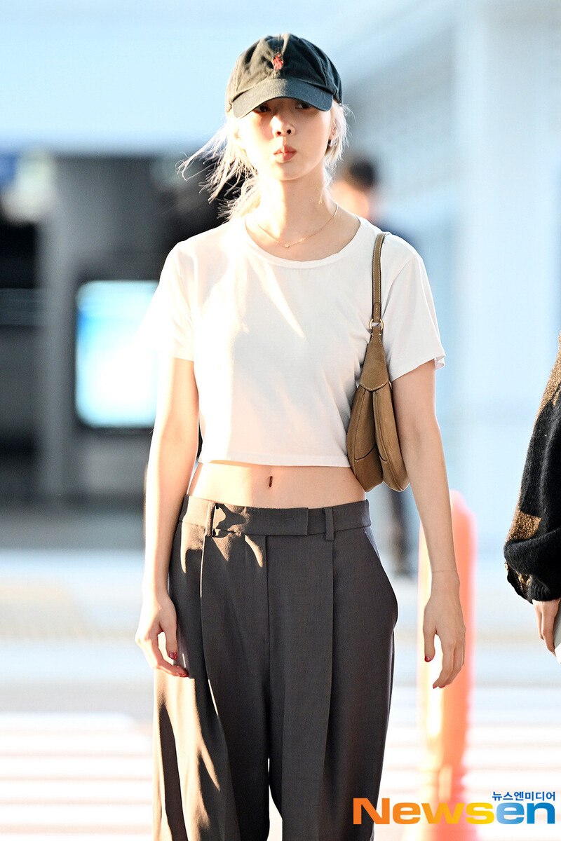 240927 aespa Winter - at Incheon International Airport documents 2