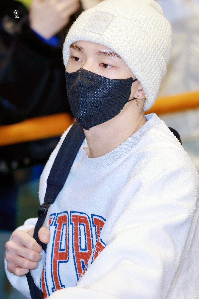 241227 StrayKids Hyunjin at Airport documents 11