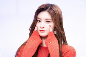 191221 EVERGLOW Yiren