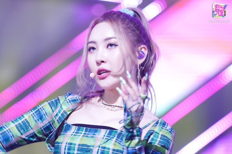 210815 Sunmi - 'You can't sit with us' at Inkigayo documents 9