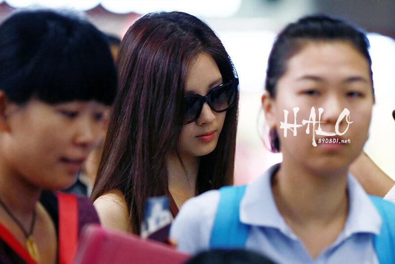 120812 Girls' Generation Seohyun at Gimpo Airport documents 2