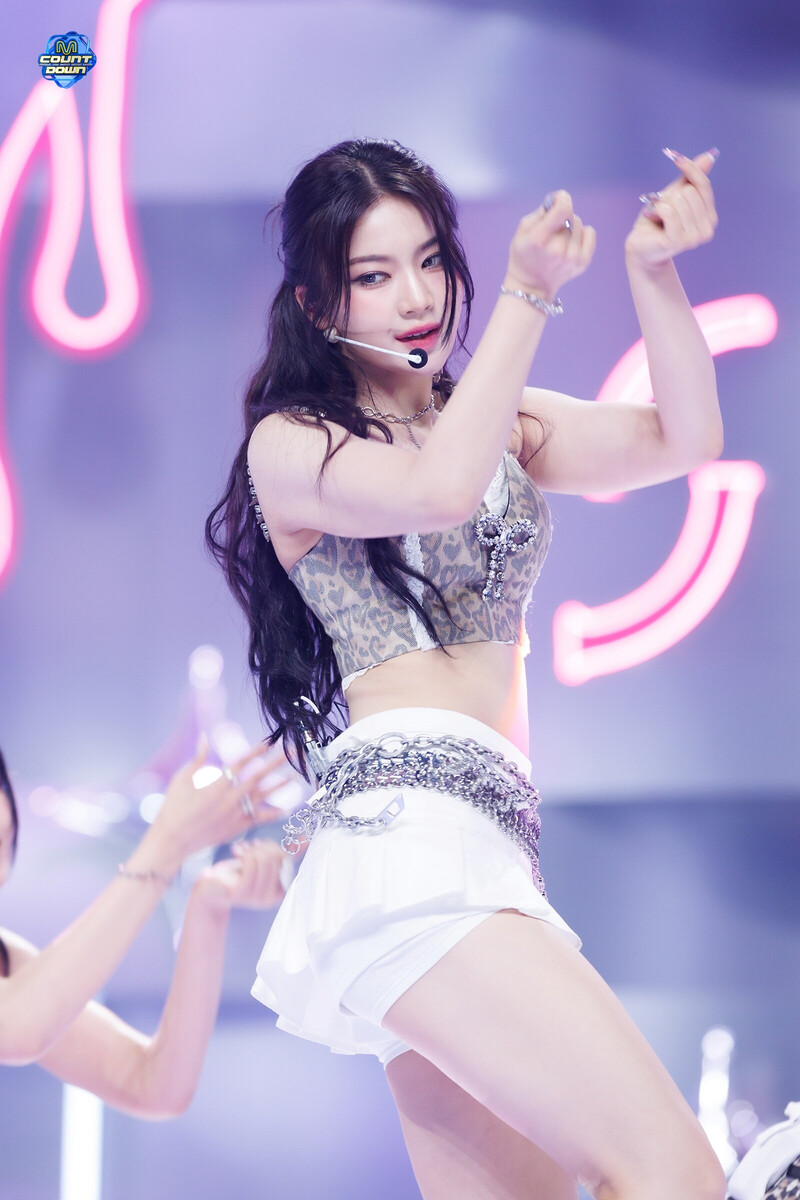 240704 STAYC Isa - 'Cheeky Icy Thang' at M Countdown documents 6