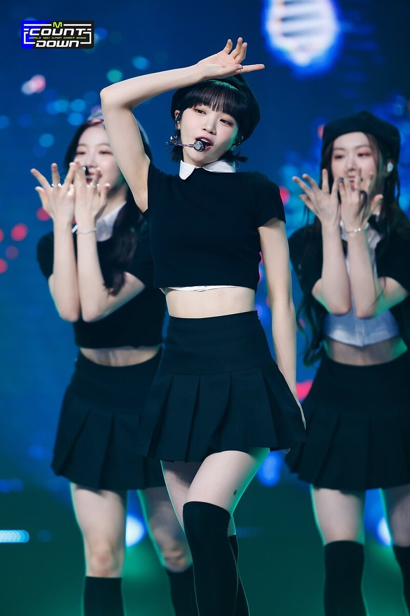 220505 LE SSERAFIM's Chaewon - 'Fearless' and 'Blue Flame' at M Countdown documents 17