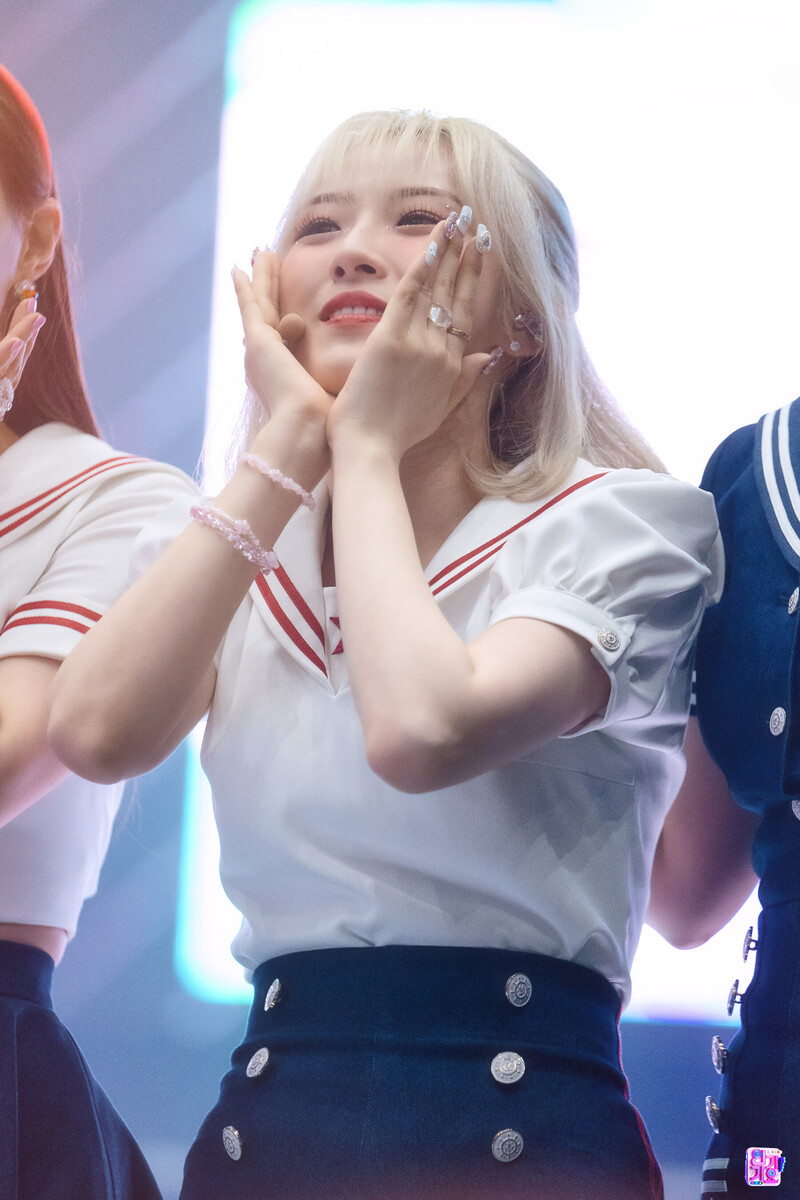 220703 LOONA HaSeul - 'Flip That' at Inkigayo documents 3