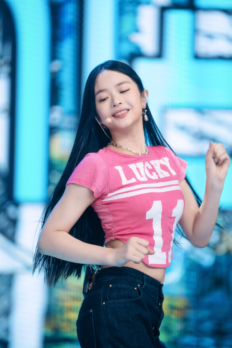 220807 NewJeans Hanni 'Attention' at Inkigayo documents 16