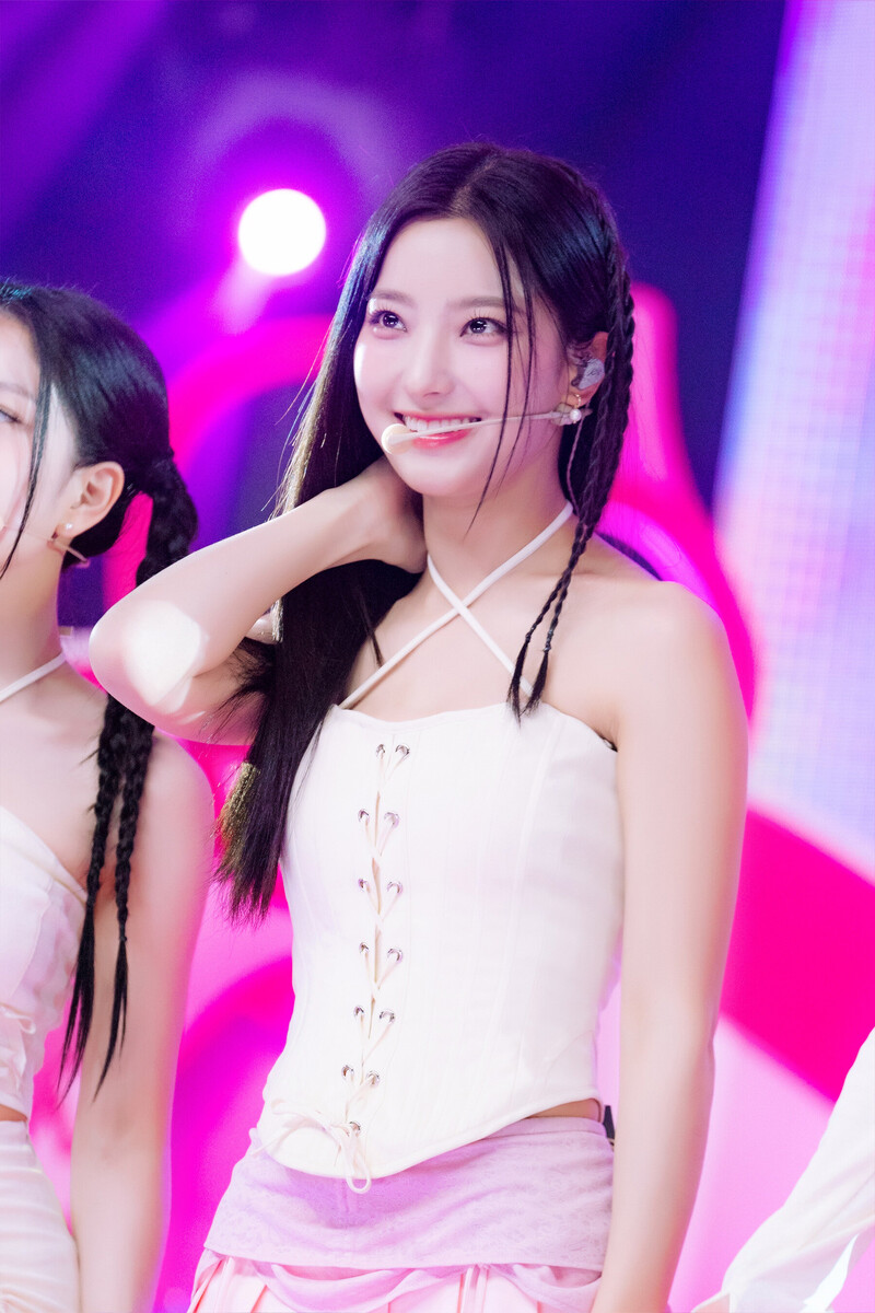 230611 fromis_9 Saerom - ‘#menow’ at Inkigayo documents 4