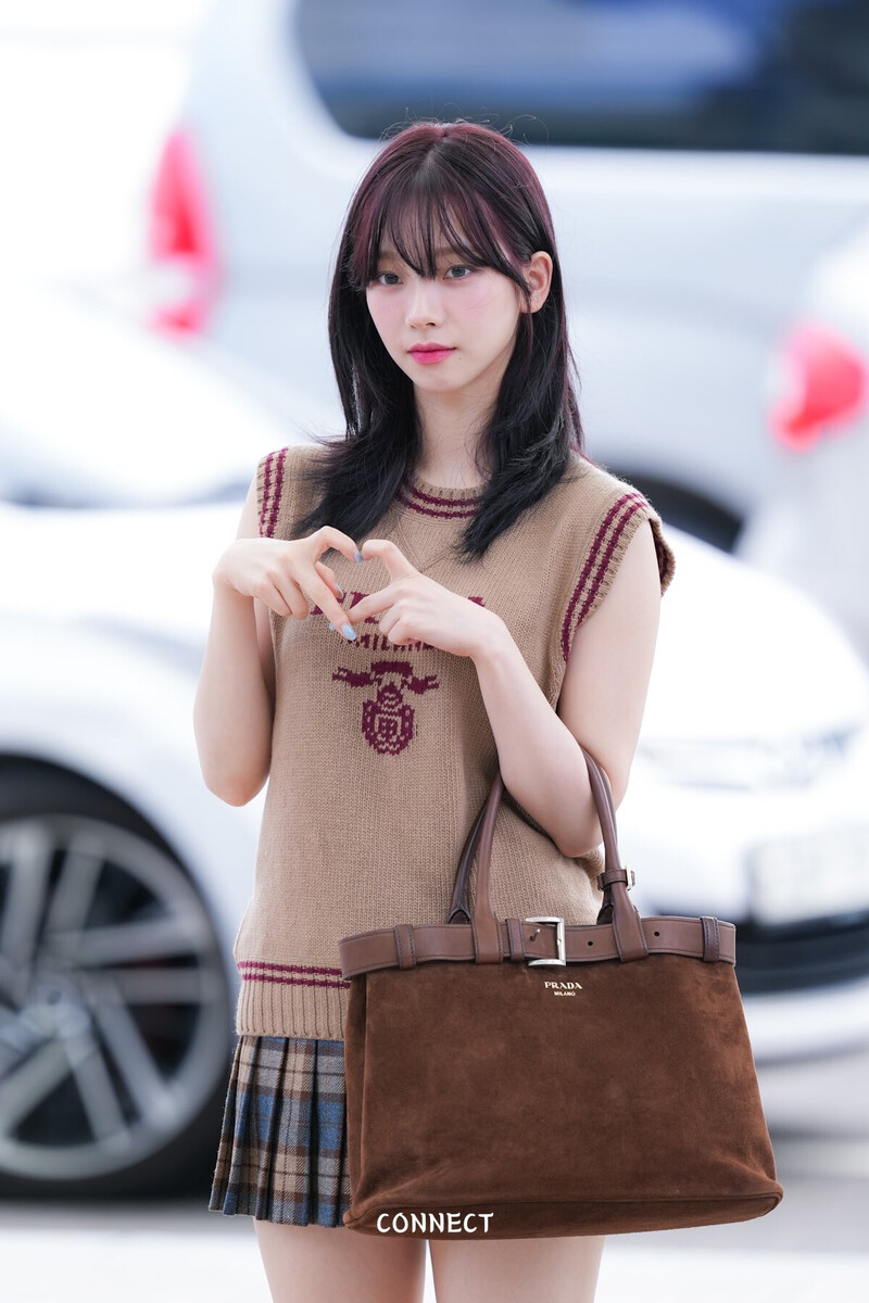 240914 - KARINA at Incheon International Airport documents 11