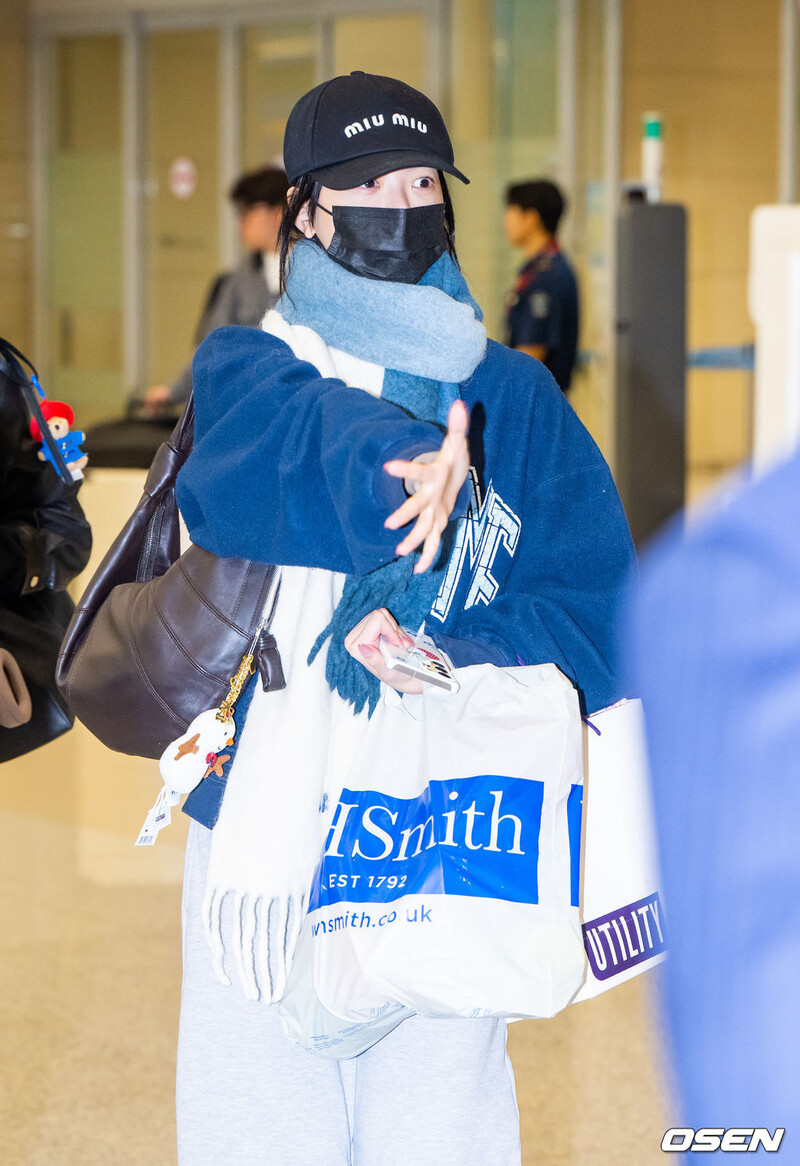 241102 Le sserafim Eunchae - at Incheon International Airport documents 1