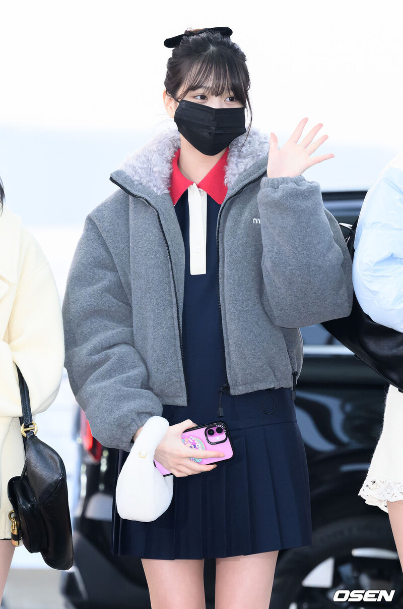 241121 IVE Wonyoung at Incheon International Airport documents 5