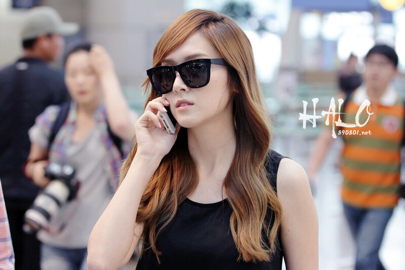 120701 Girls' Generation Jessica at Incheon Airport documents 1