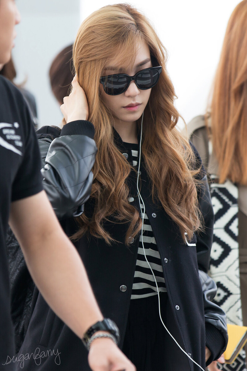 140930 Girls' Generation Tiffany at Incheon Airport documents 1