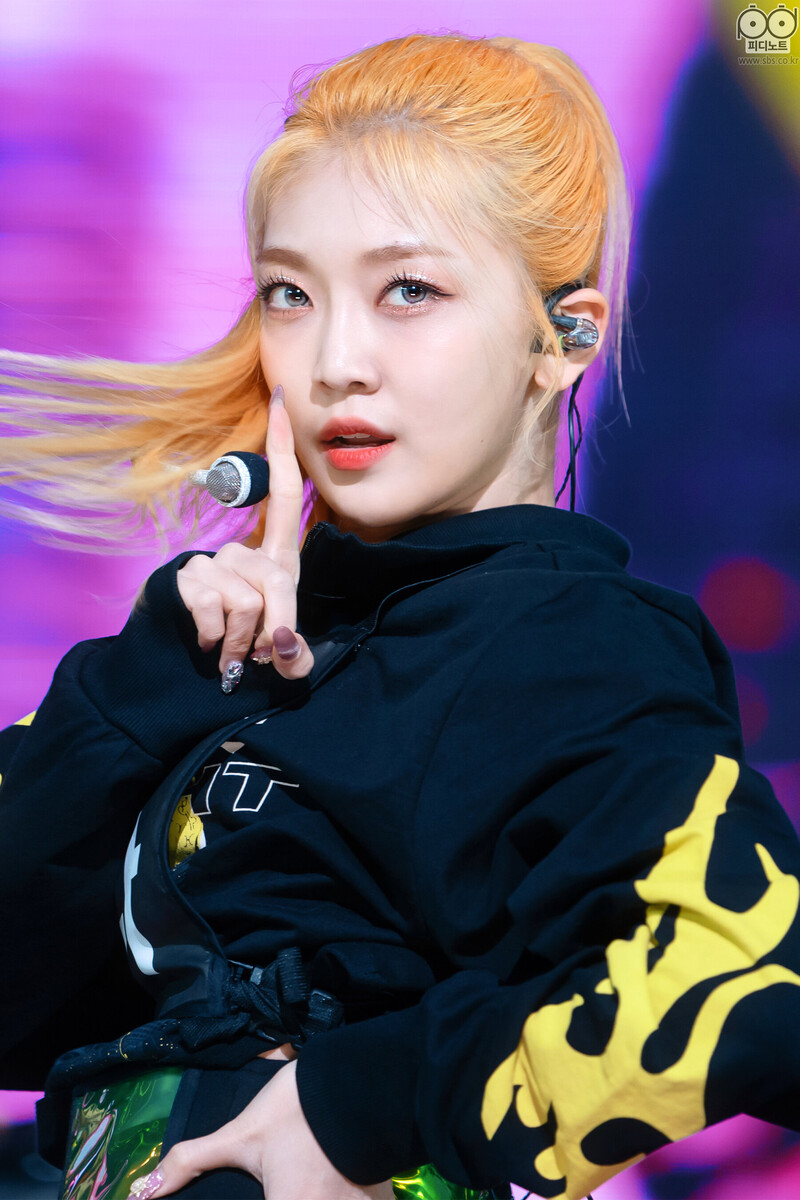 211205 EVERGLOW - 'Pirate' at Inkigayo documents 12