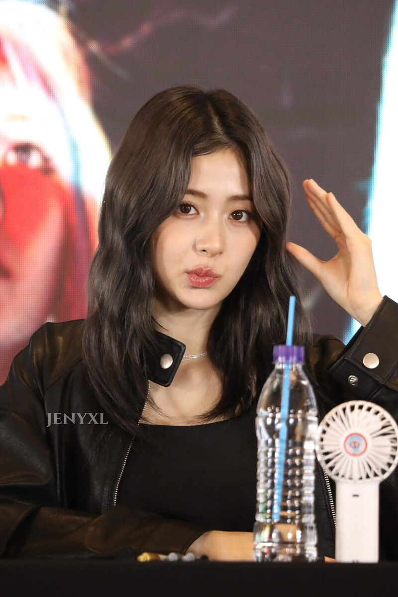 241026 LE SSERAFIM Yunjin - Yizhiyu Fansign Event documents 2