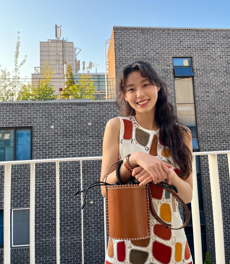 220604 AOA Seolhyun Instagram Update documents 3