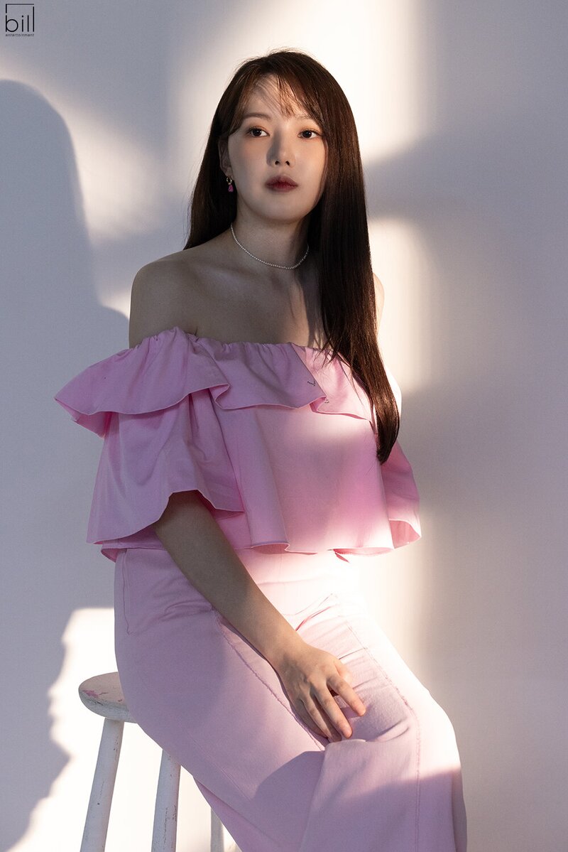 230718 Bill Entertainment Naver Post - Yerin for 'Rolling Stone Korea' behind documents 7