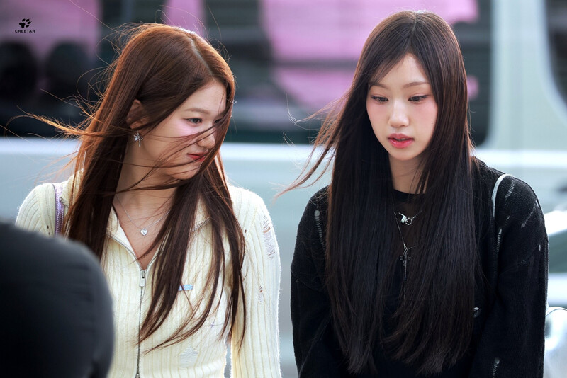 240925 izna Yoon Jiyoon & Choi Jungeun at Incheon International Airport documents 1