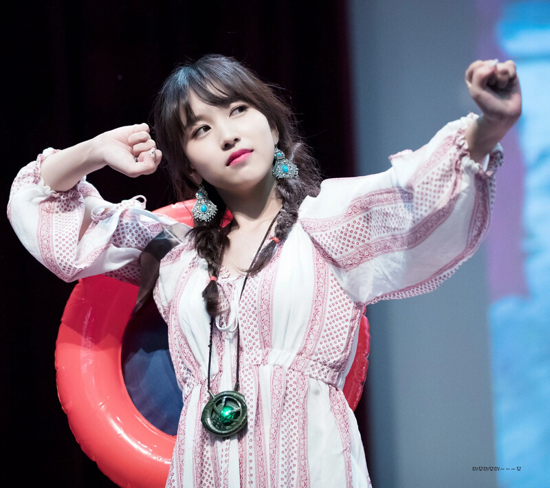 TwiceMina1591.jpg