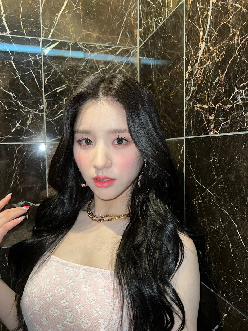 220621 LOONA Twitter Update - Heejin documents 6