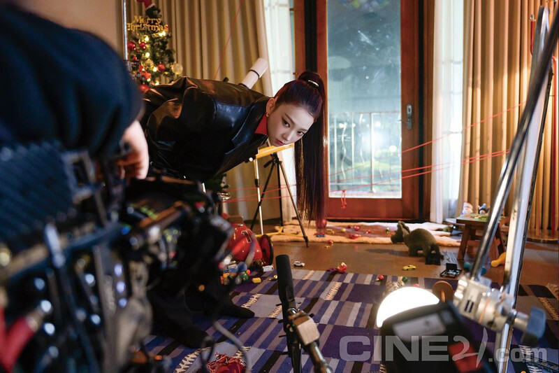 241217 Karina for Cine21 x HELLO, NEW SANTA (Issue No.1486 - Filming Site Pics) documents 10