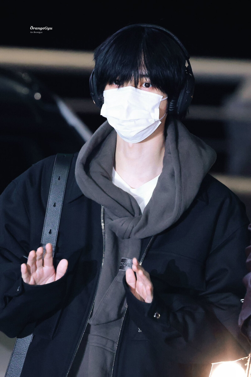 250103 TXT Beomgyu at Incheon Airport documents 3