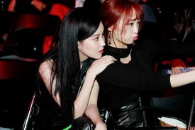 170328 Girls' Generation Seohyun and KARA Nicole at 'Resurrection' 2017 Seoul Fashion Week