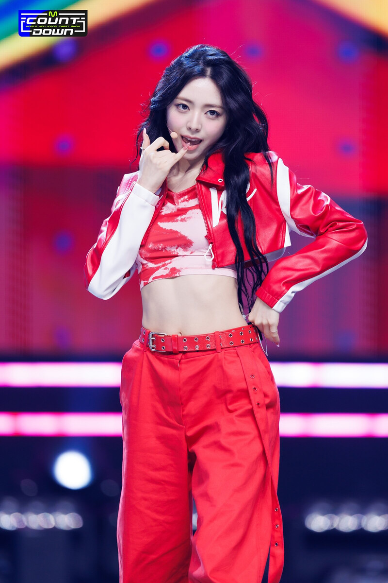 230810 ITZY Yuna - 'CAKE' at M COUNTDOWN documents 12