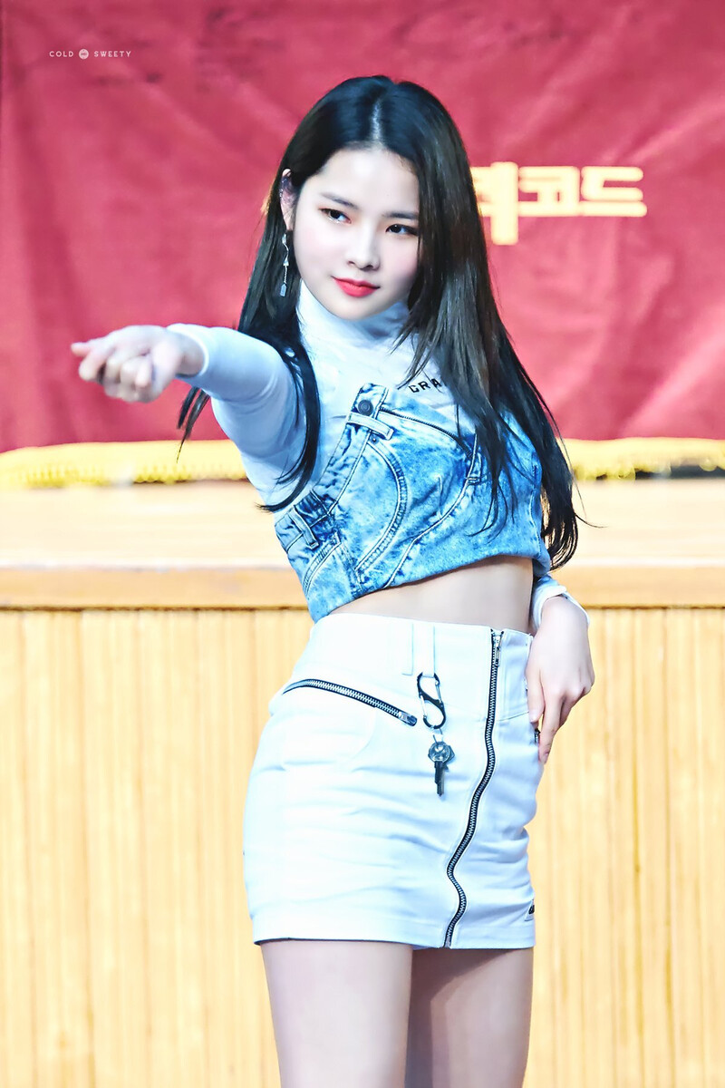 181125 Weki Meki Rina at Busan 'KISS, KICKS' Fansign documents 3