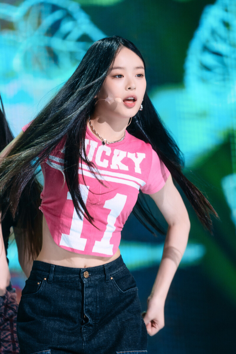 220807 NewJeans Hanni 'Attention' at Inkigayo documents 2